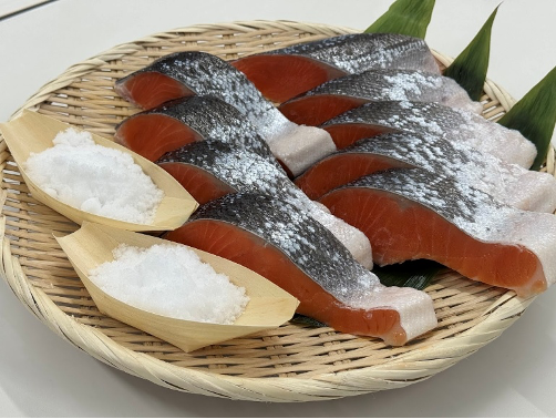 しみず屋の店内と鮮魚